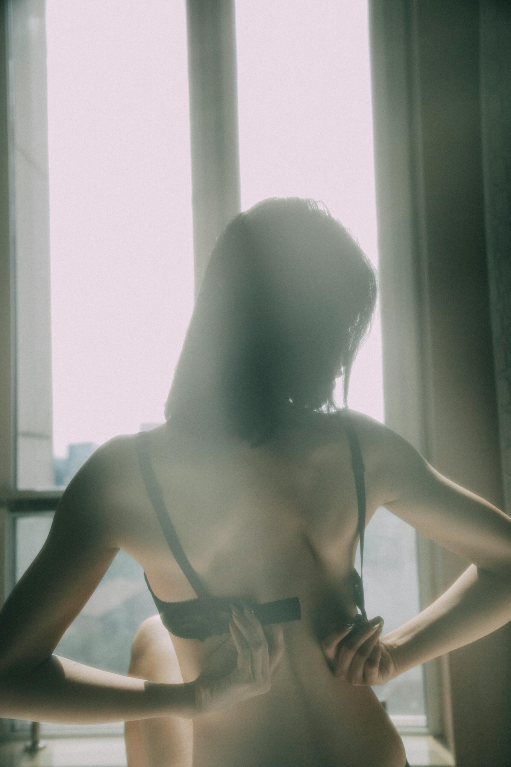 vrouw sensueel sexy in bh, maakt bh los