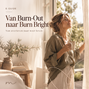 eGuide Van Burn-Out naar Burn Bright – vrouw bij een open raam in warm natuurlijk licht, van overleven naar weer leven