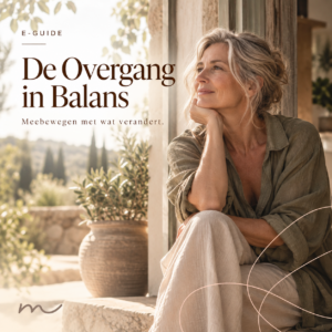 eGuide De Overgang in Balans – volwassen vrouw in een warme mediterrane setting, meebewegen met wat verandert