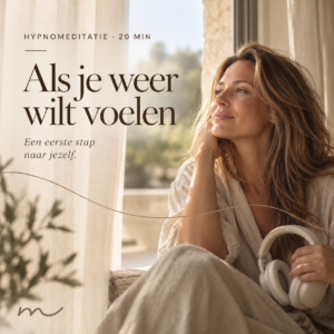 Hypnomeditatie Als je weer wilt voelen – vrouw bij een open raam met koptelefoon, een eerste stap naar jezelf